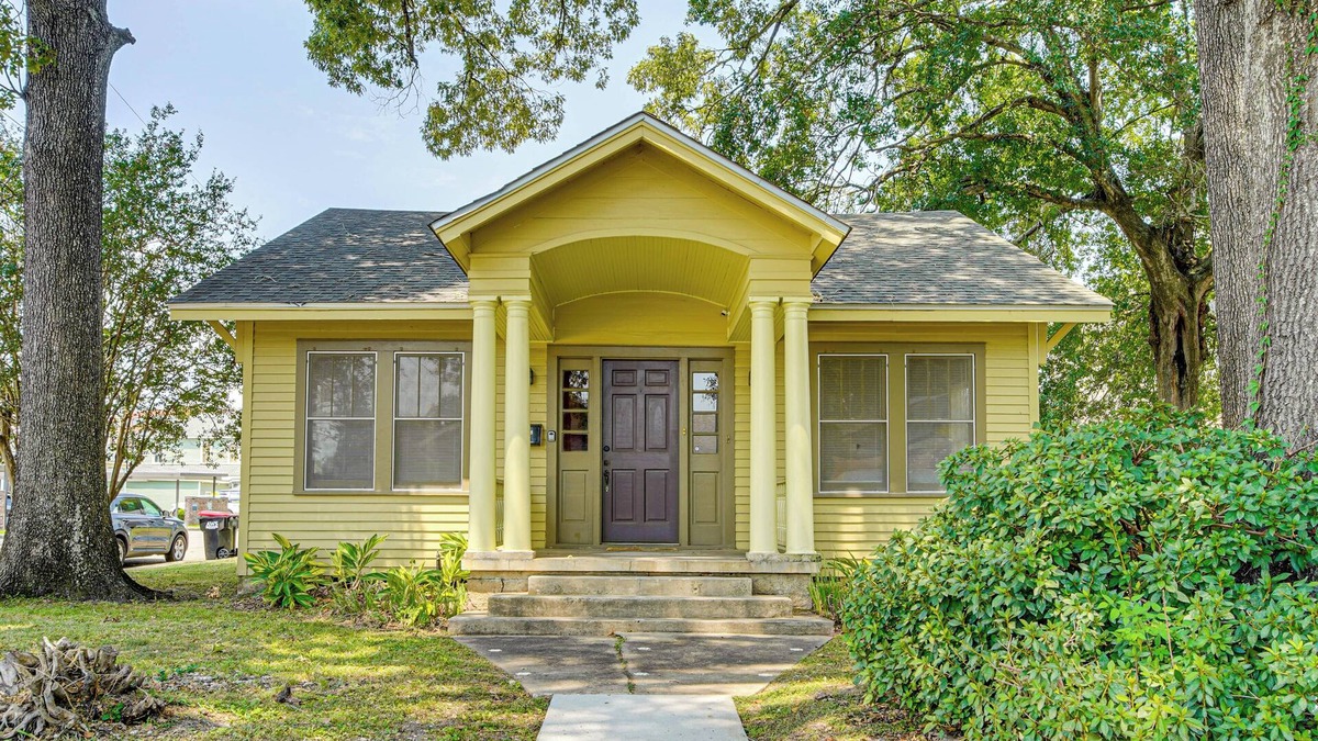 Downtown House | Walkable Dtwn Lafayette Home w/Screened Porch