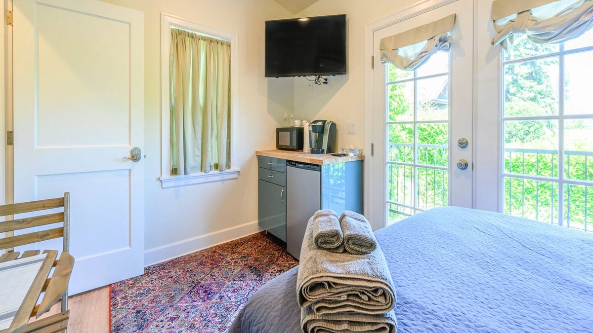 Uptown Apartment | Walkable ground-floor studio with convenient kitchenette, partial AC & WiFi