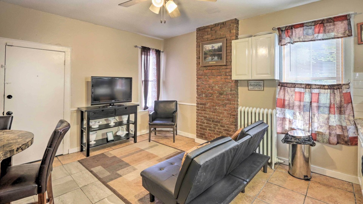 Hartford Apartment | Walkable Hartford Apt Near Convention Center!