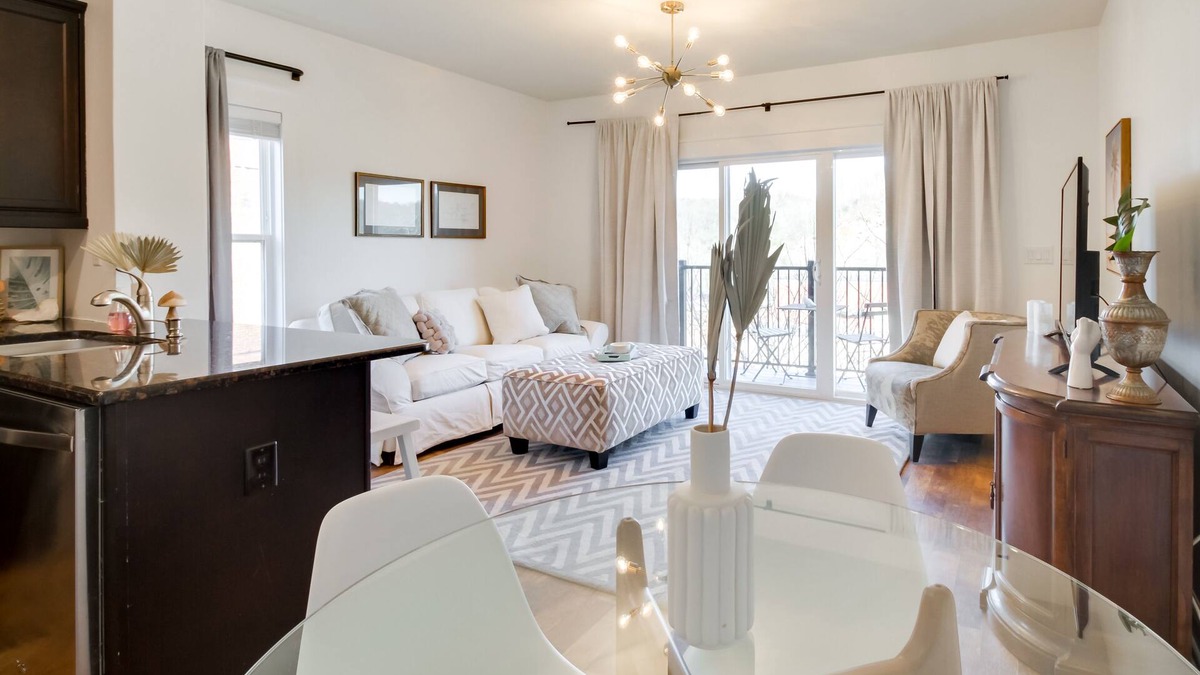 Central Business District Condo | Walkable Lynchburg Condo w/Private Balcony