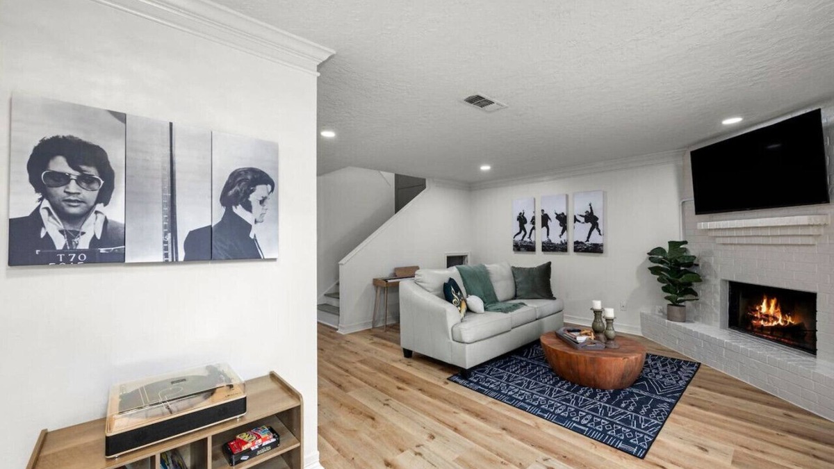 Montrose House | Walkable Montrose 2BR | Music Retreat | Sleeps 10