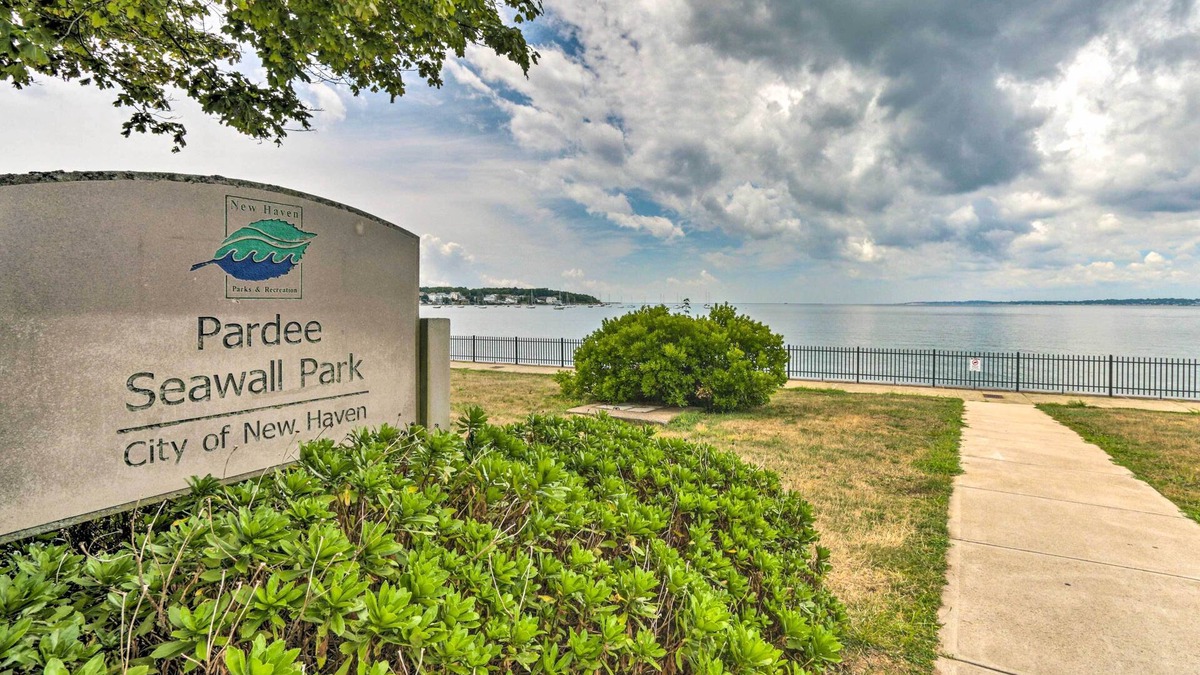 East Shore Cottage | Walkable New Haven Retreat w/Ocean Views!