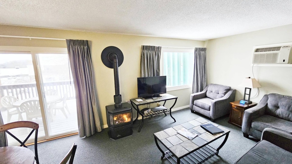 Stowe Area Condo | Walkable Stowe Condo: Pool, Hot Tub, Fireplace