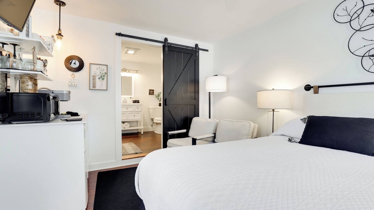 Hammondsport Apartment | Walkable Studio on Historic Hammondsport Property!
