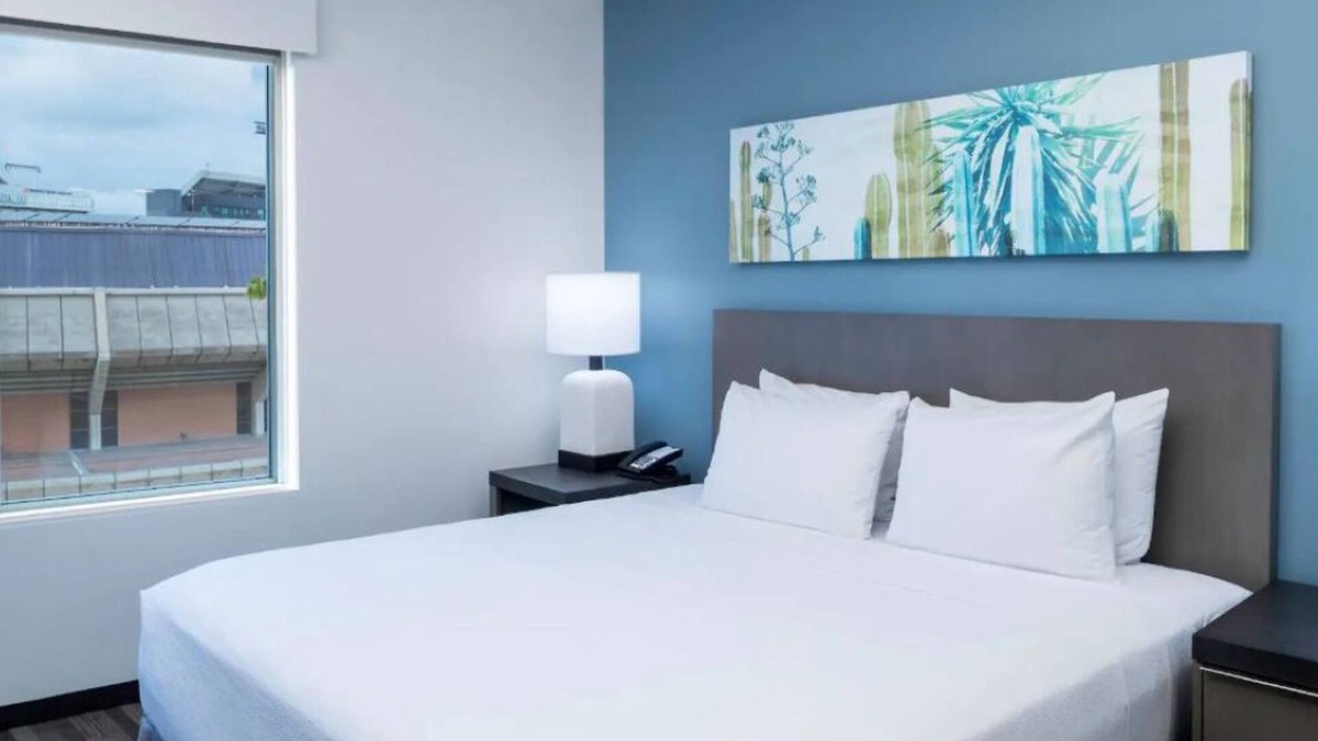 Tempe Hotel | Walkable Tempe Gem – Pool, Gym, Near Trails, Mill Ave & Local Hotspots