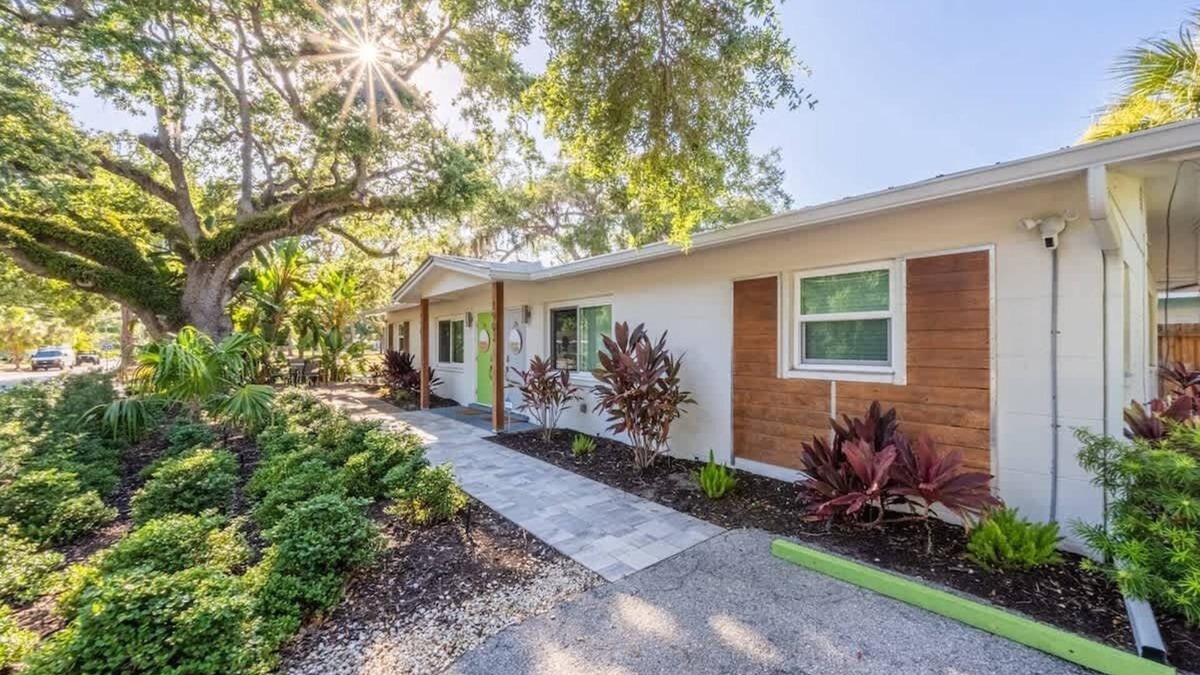 Gillespie Park Cottage | Walkable to Downtown and Parks Brand New Furniture