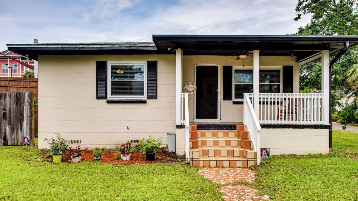 Griffin Heights House | Walkable to FSU Campus: Cozy Retreat w/Deck!
