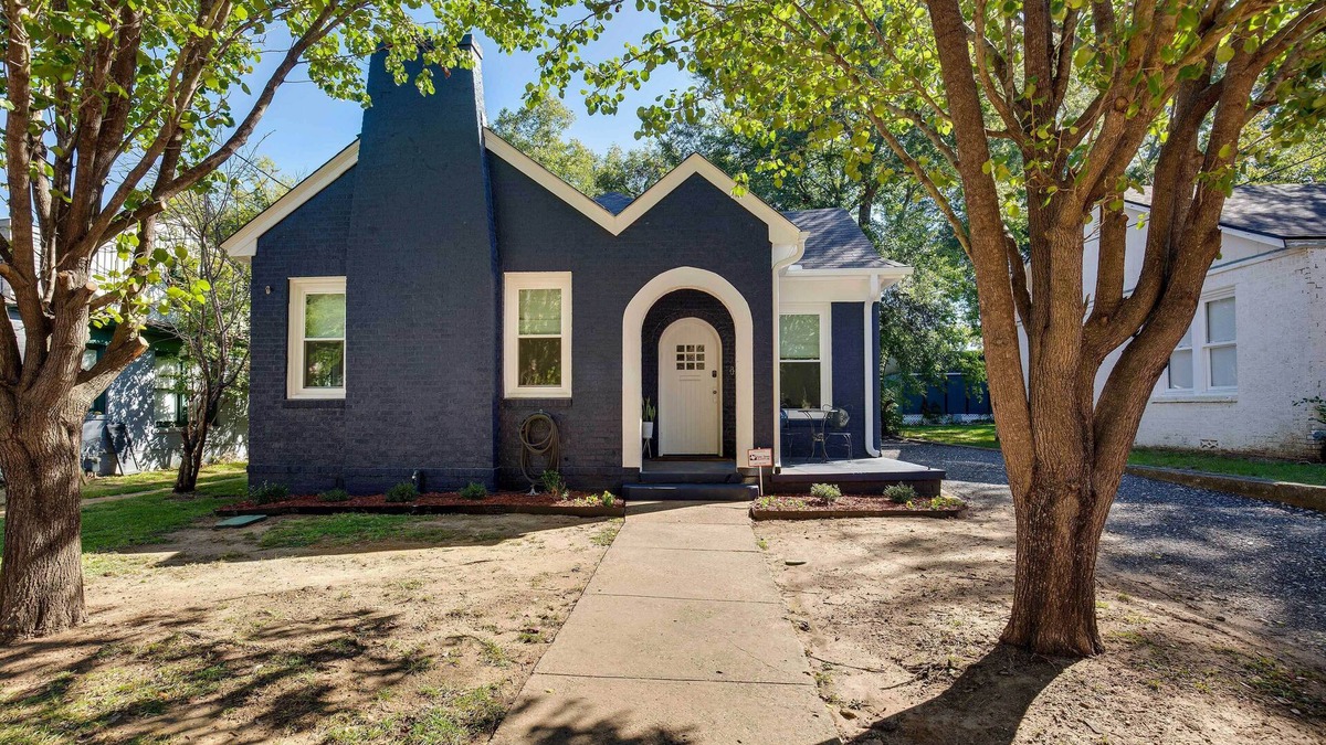 Tyler House | Walkable Tyler House w/Deck: 1/2 Mi to Downtown!