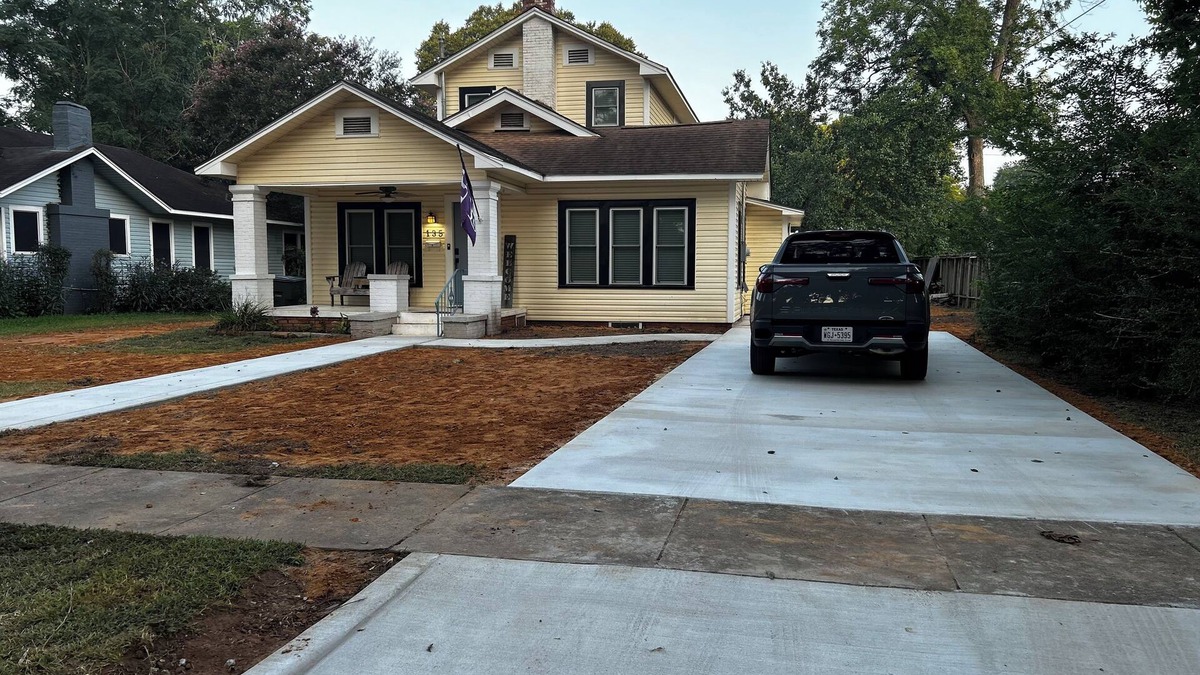 Nacogdoches House | Walkabout on Walker- pet friendly 2 story 3-bed house steps to the brick streets