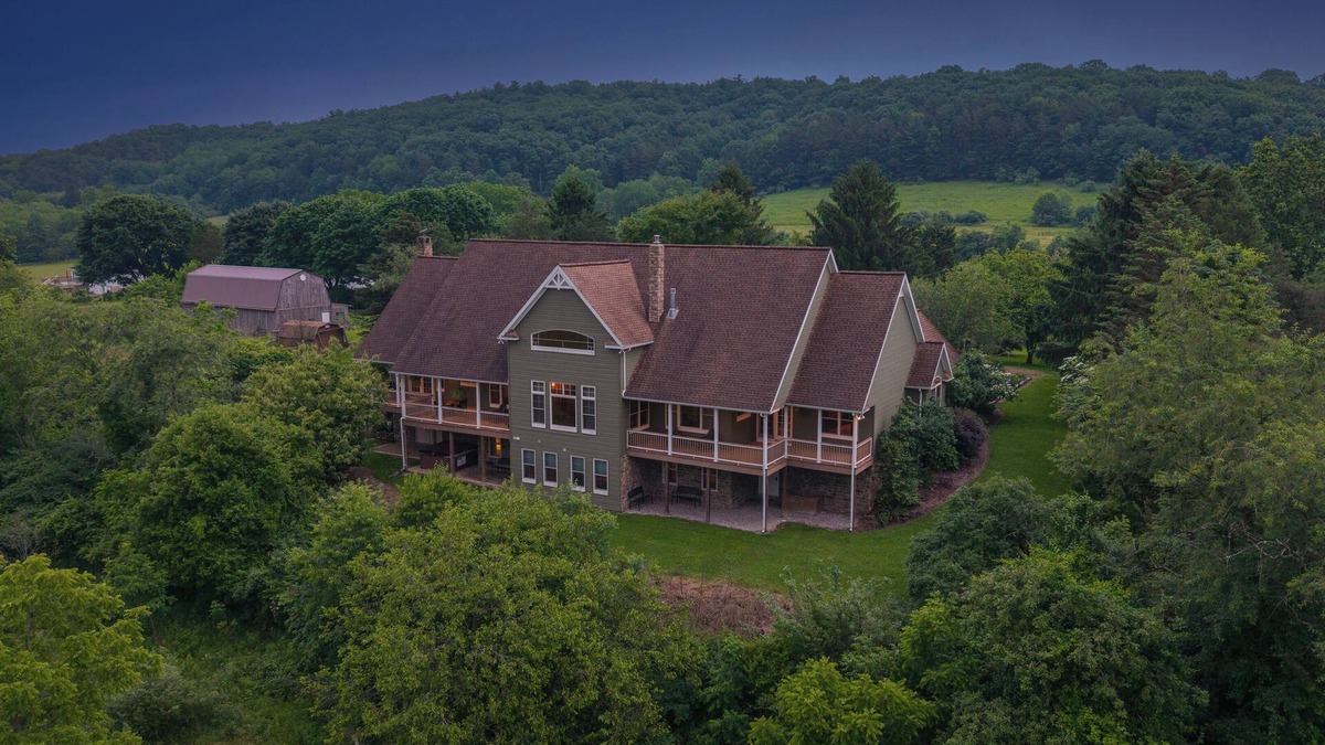 Walker Lake Cabin | Walker Lake Lodge | Right Near Walker Lake + Hot Tub!
