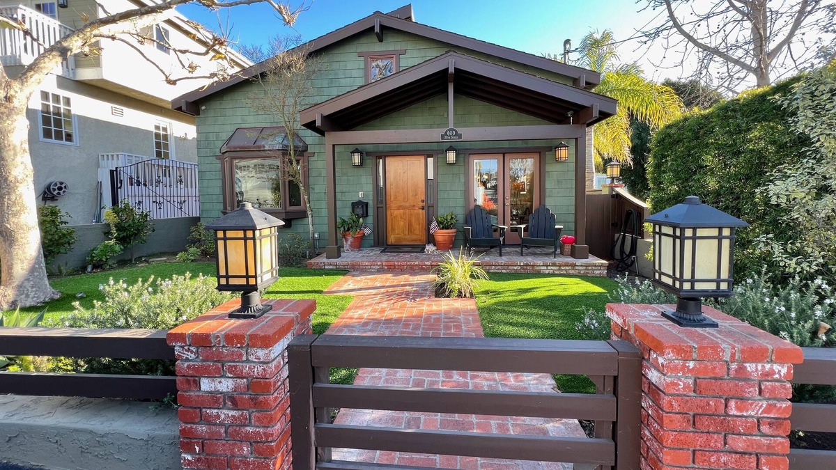 Tree Section House | Walking distance to the beach - Tree section home with backyard