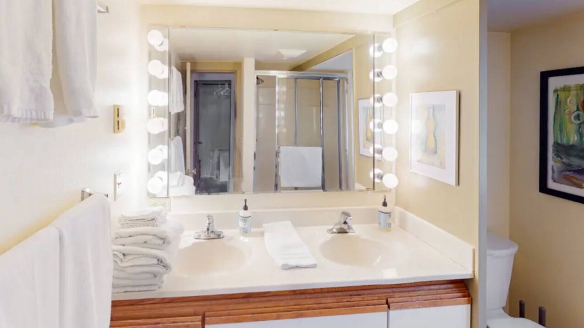 Amazon House | Walking distance , 2 blocks away to Hayward field . onsite pking n