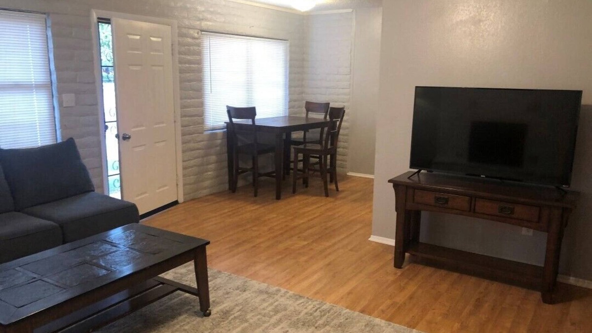 Safford House | Walking distance from Discovery Park