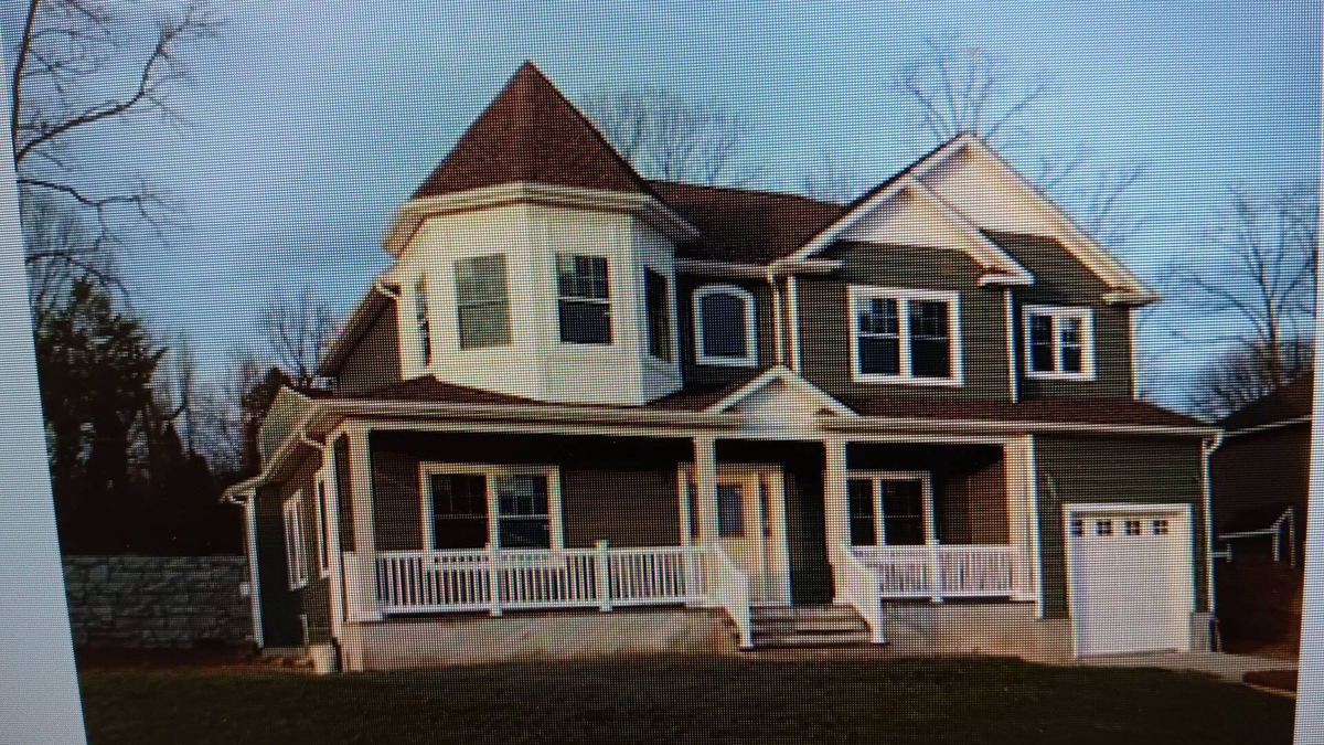 Plainedge House | Walking distance Golf Course 4-bedroom house with Living Dining and Family Room