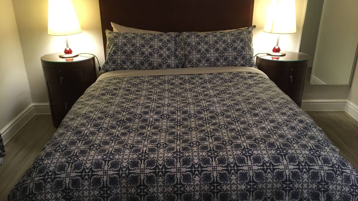 Mildenhall House | Walking distance of Mildenhall town, sleeps 3, ensuite shower, WiFi & parking