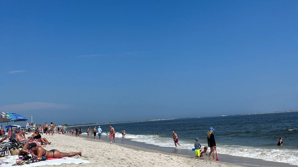 Brightwaters House | Walking distance to the Village Restaurants , Library and Beach.