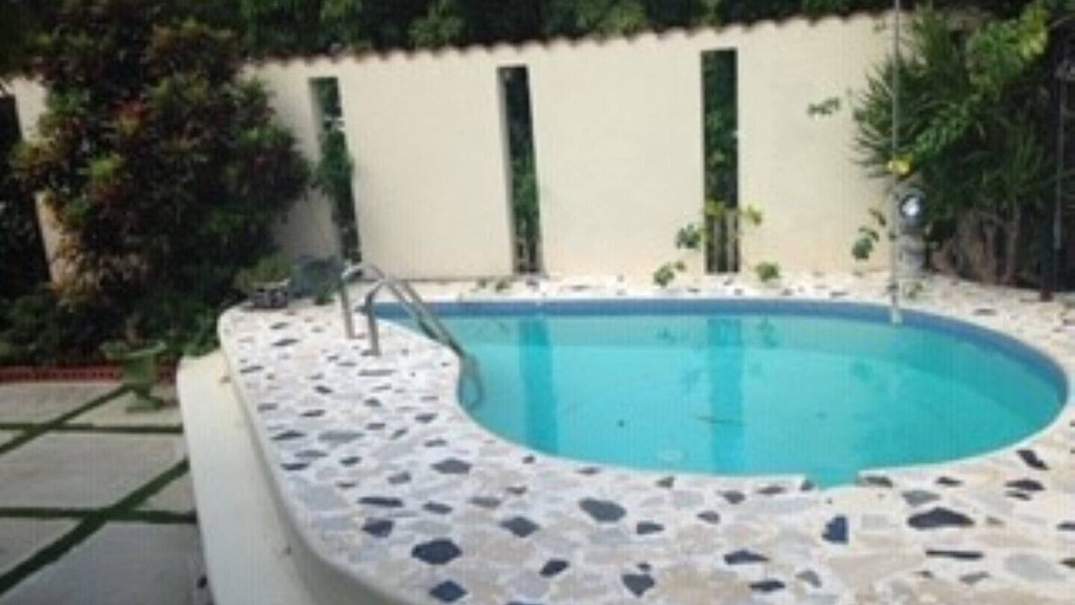 Gibbes House | Walking distance to Gibbs Beach!!