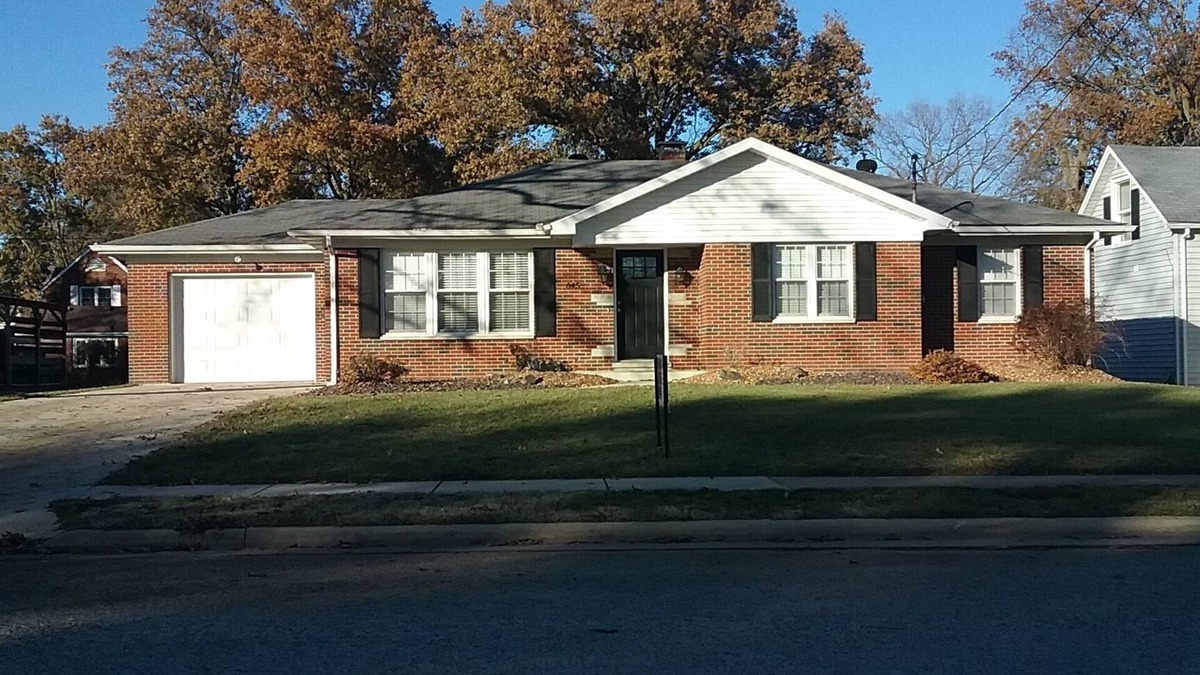 Breese House | Walking distance to Breese Legion and Main st