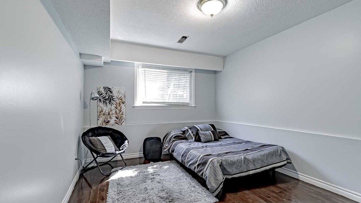 Scarborough Apartment | walking distance to bus routes, close to U of T, Centennial college and parks.