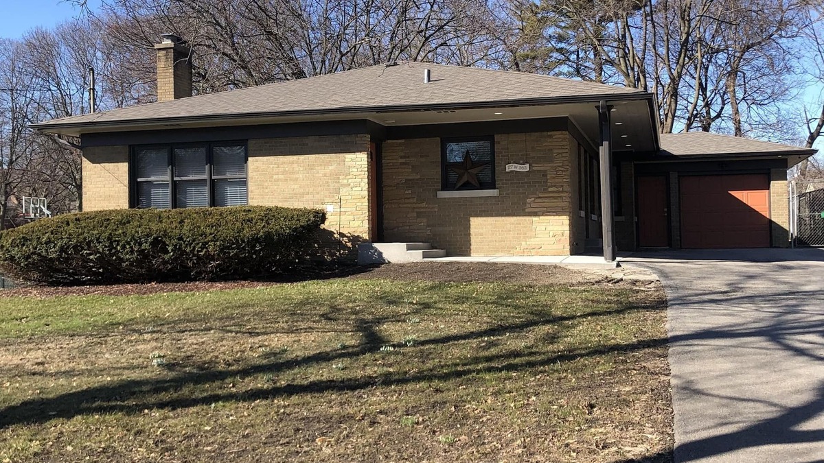 Winfield House | Walking distance to downtown shops, hospital and train station.