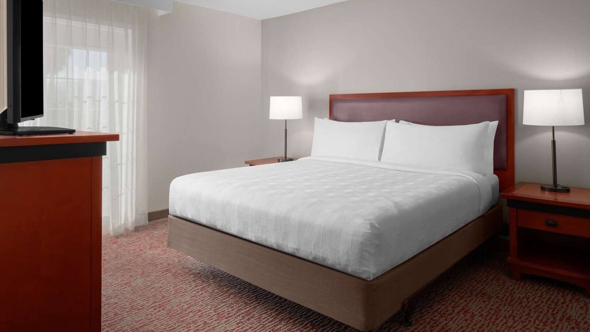 East Roseville Parkway Hotel | Walking Distance to Golfland Sunsplash! Pet-friendly Accommodation!