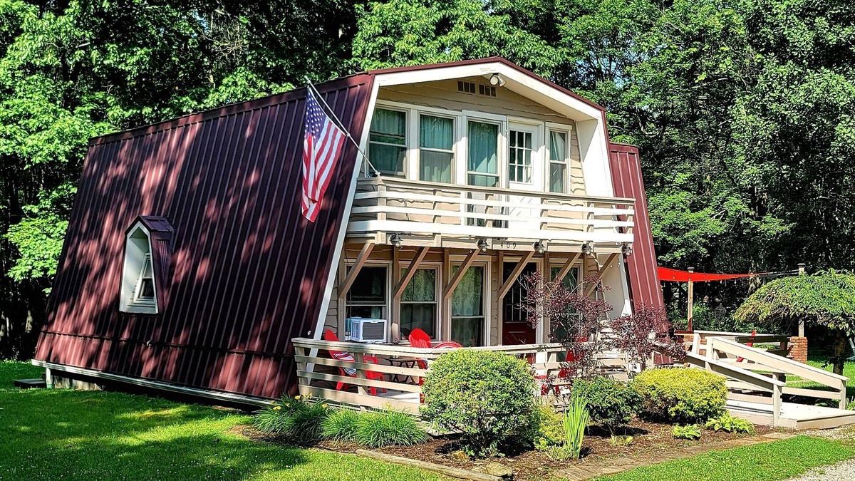 Chalk Hill Ski Chalet | Walking Distance to Klay Winery & Distillery with Hot Tub!