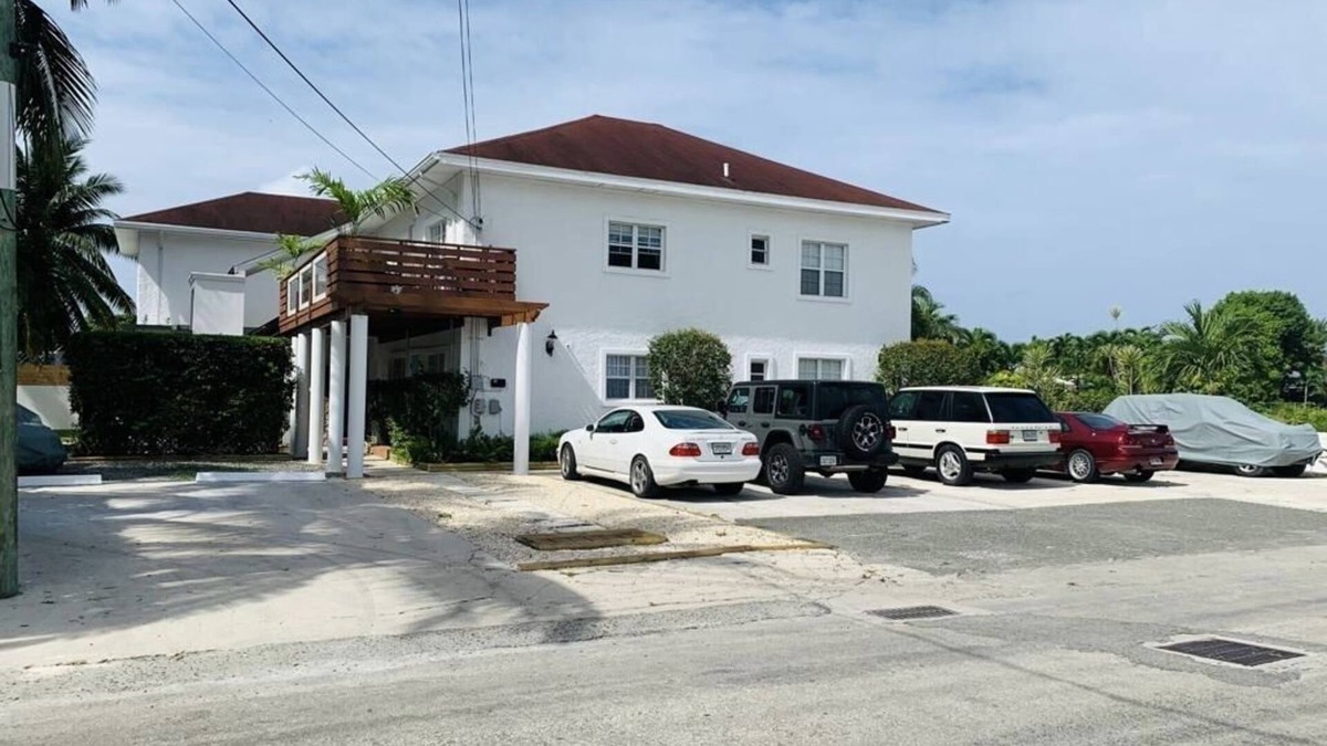 George Town Apartment | Walking distance to Smith Cove Beach, nearby restaurants, 7 min drive Camana Bay