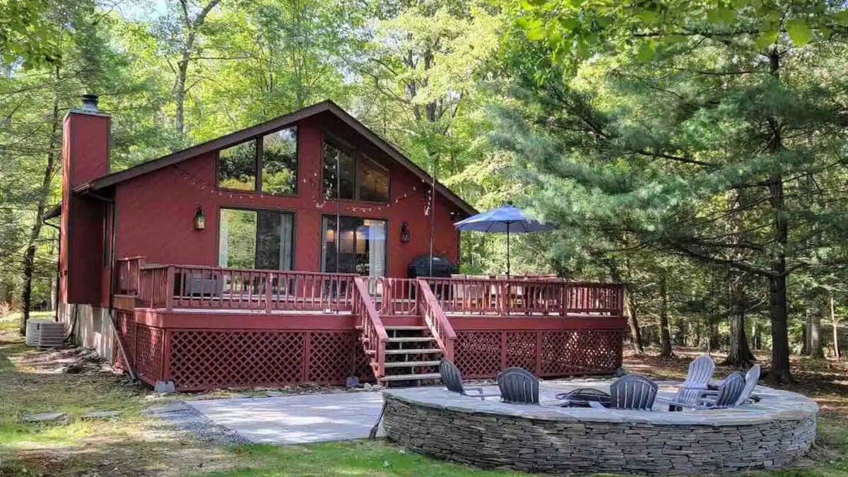 Greentown House | Walking distance to lakes and golf course
