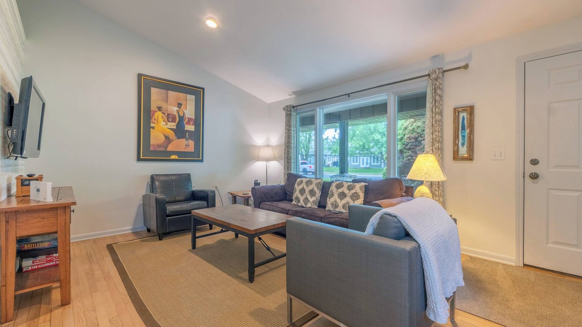 Douglas House | Walking distance to many local attractions - Perfect for a Relaxing Getaway!