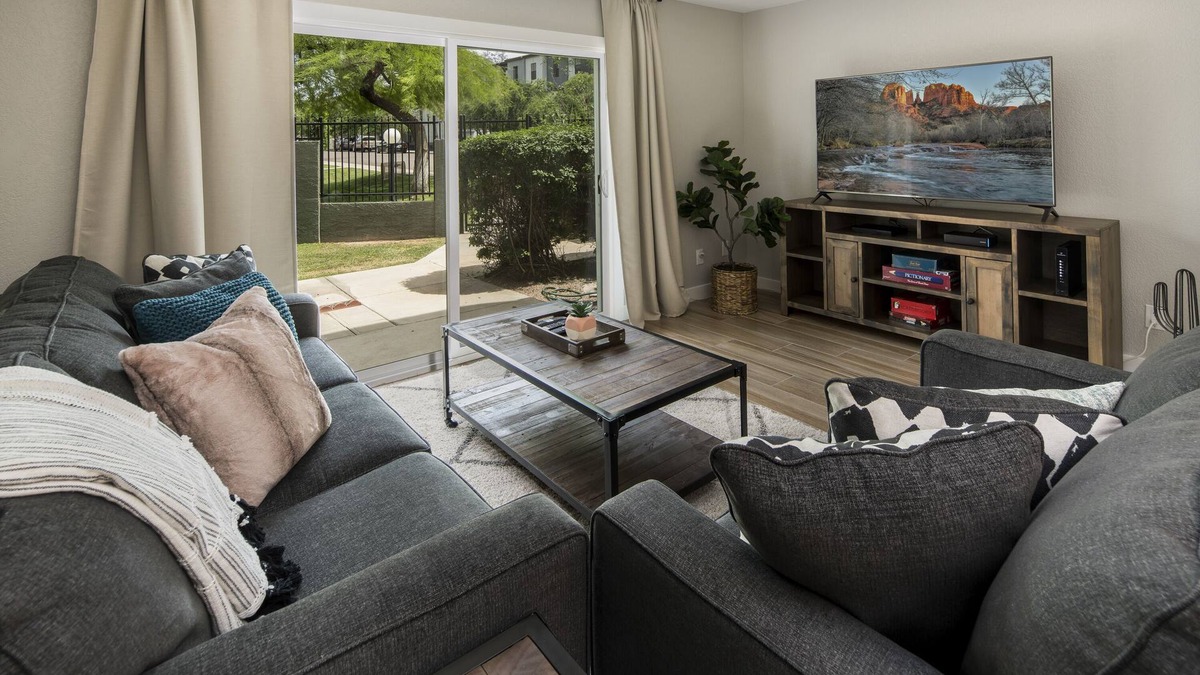 Sunset House | Walking distance to MIll Ave, Tempe Beach Park, Sun Devil Stadium, ASU. UPDATED!