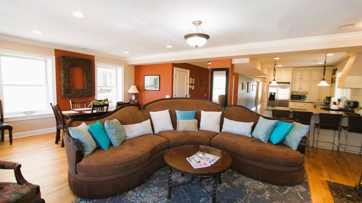 Rogers Park Condo | Walking distance to restaurants, shops and Lake Michigan,