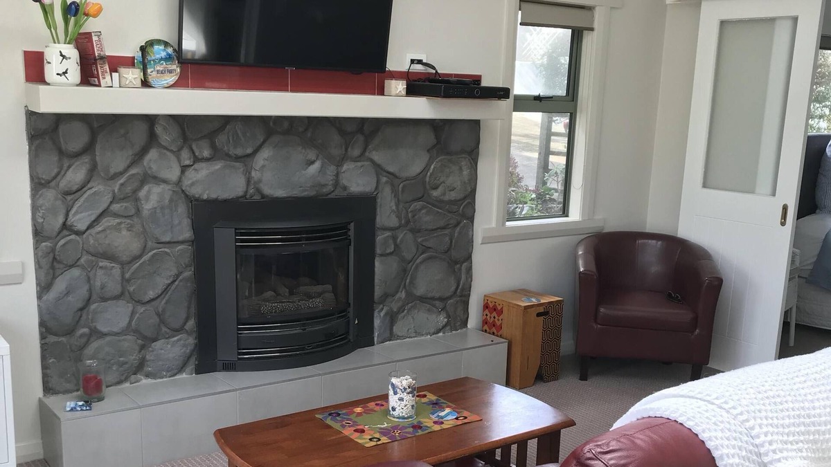 Oakura House | Walking distance to the beach, sunny, 7 year old stand alone 2 bedroom house..