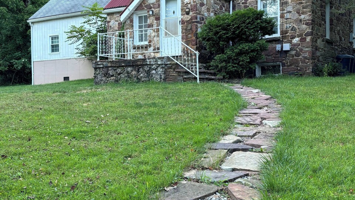 Altoona House | Walking distance to the Penn State Altoona Campus! Spacious 6-bedroom house!