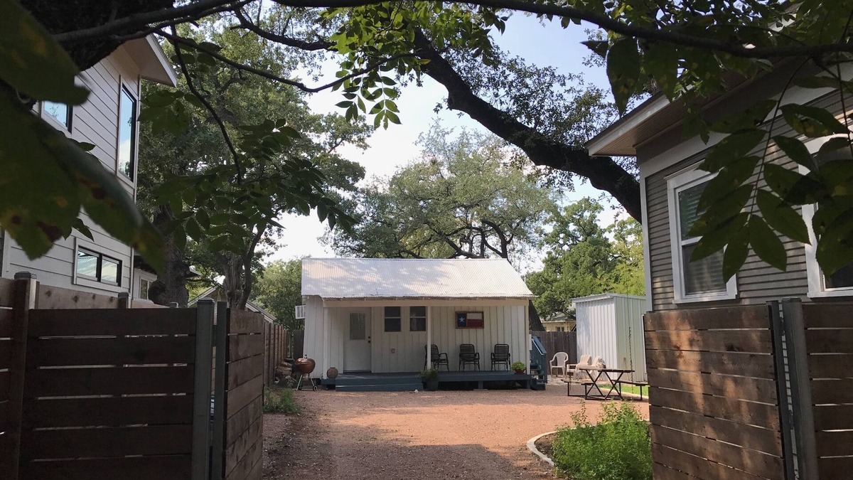 Westfield Cabin | Walking distance to Zilker Park, ACL, and so much more!