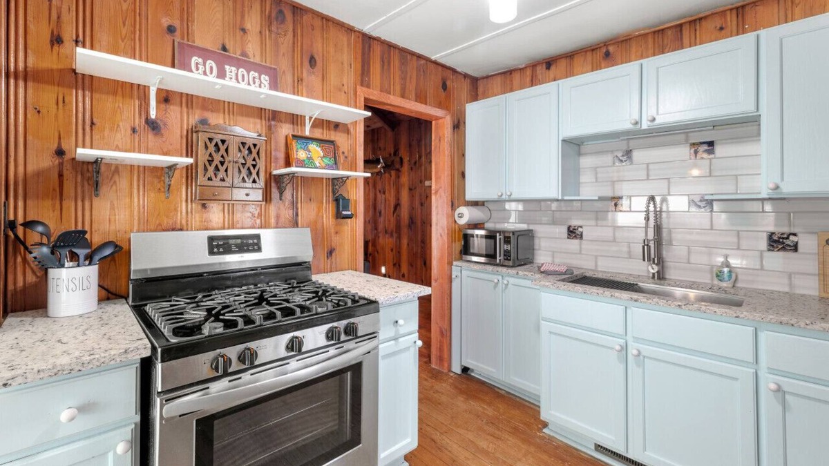 Rockaway Beach House | Walking distance to Lake Taneycomo!