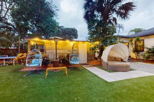 Poinciana Park House | Walking On Sunshine