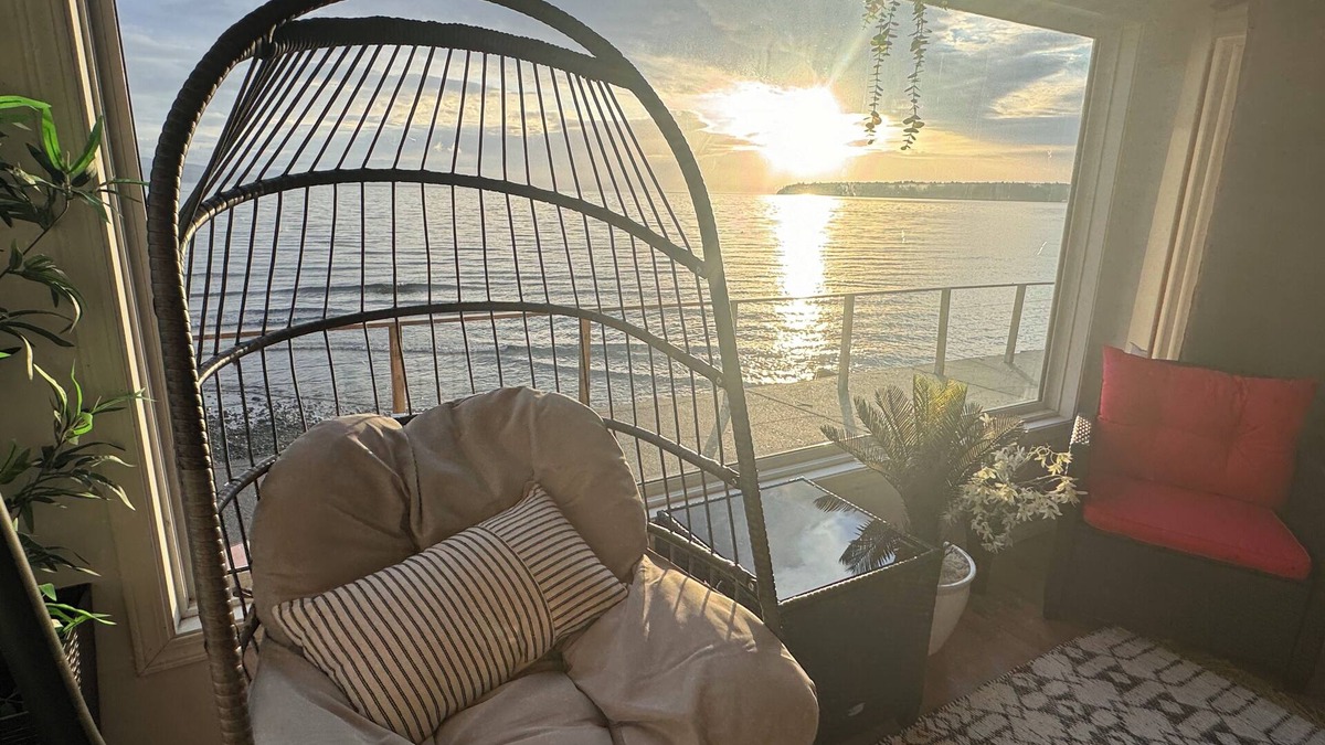 Regional District of Nanaimo Bed & Breakfast | Walkout oceanfront 1 BD duplex cabin w hot tub