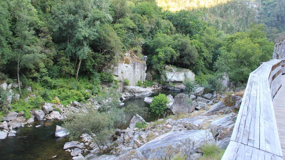 Bairros House | walkway of the Paiva River - Várzea river beach (1km)