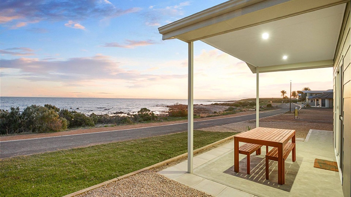 North Beach House | Wallaroo Esplanade Beachfront – Pet-Friendly Holiday House, North Beach