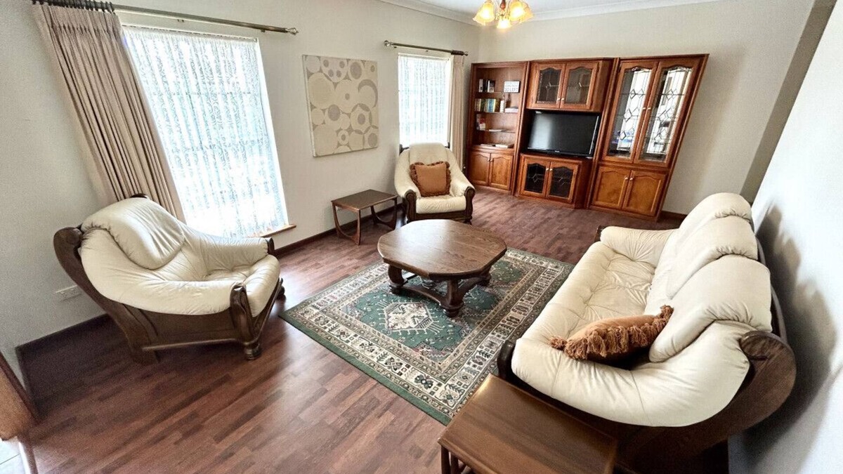 North Beach Apartment | Wallaroo Getaway - Walking Distance to Beach - Entire Home
