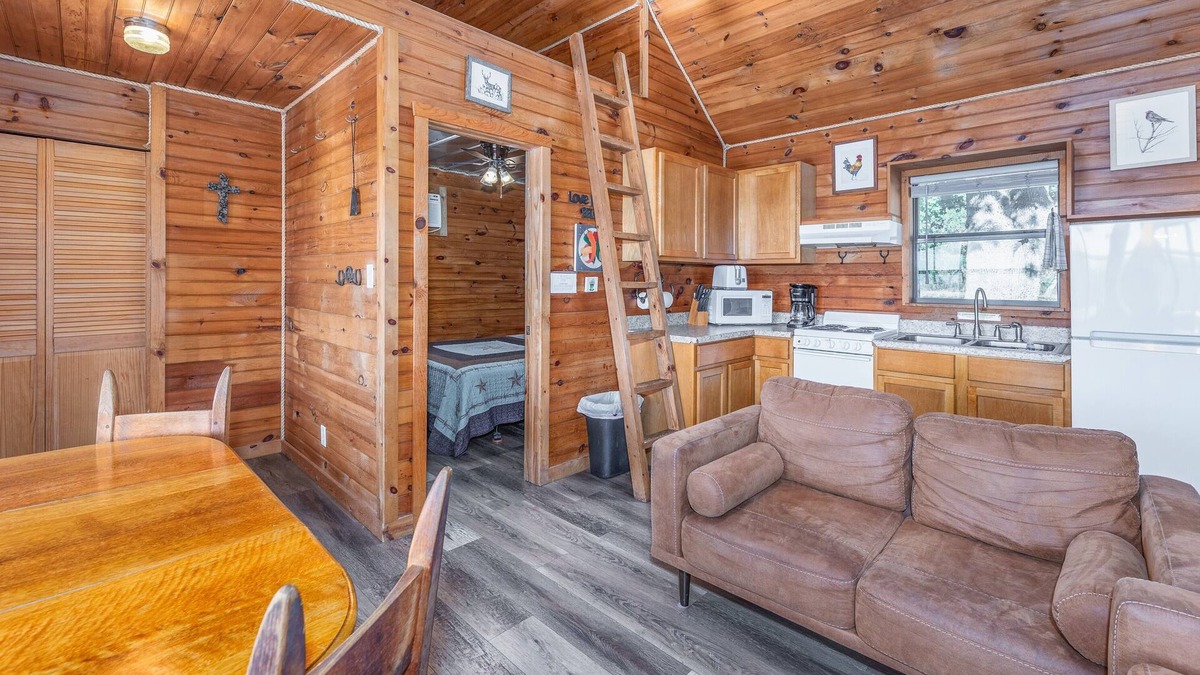 Fredericksburg Cabin | Walnut Canyon Cabins