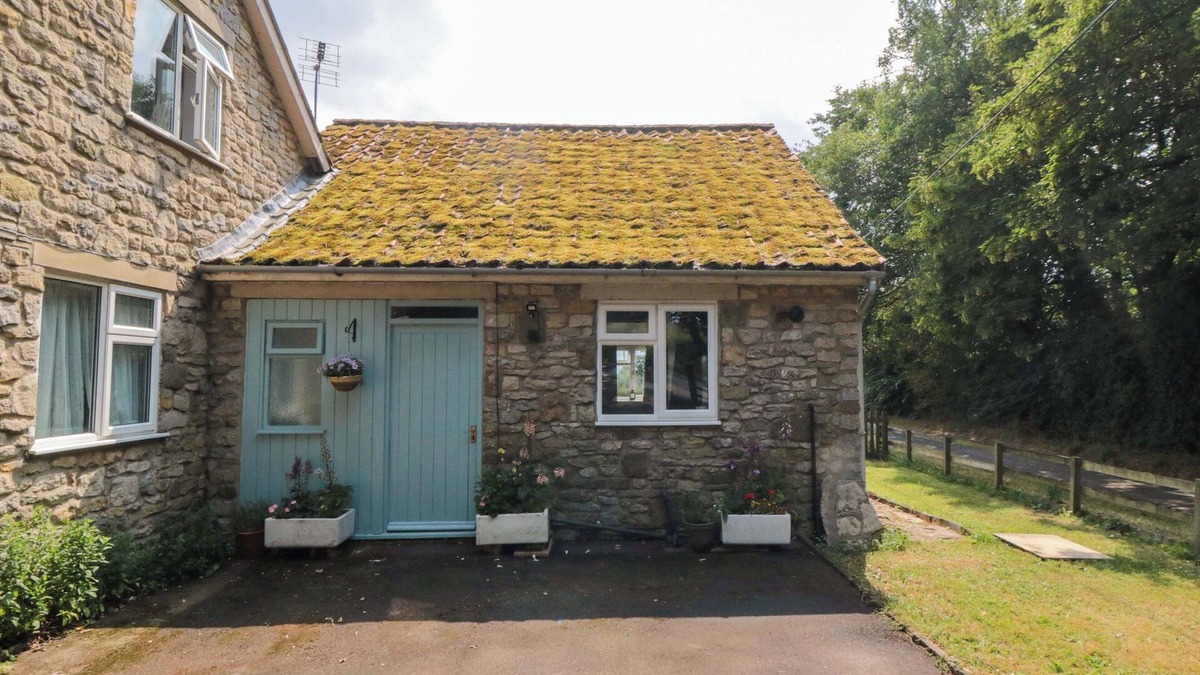 Easterside Cottage | WALNUT COTTAGE, romantic, with a garden in Helmsley