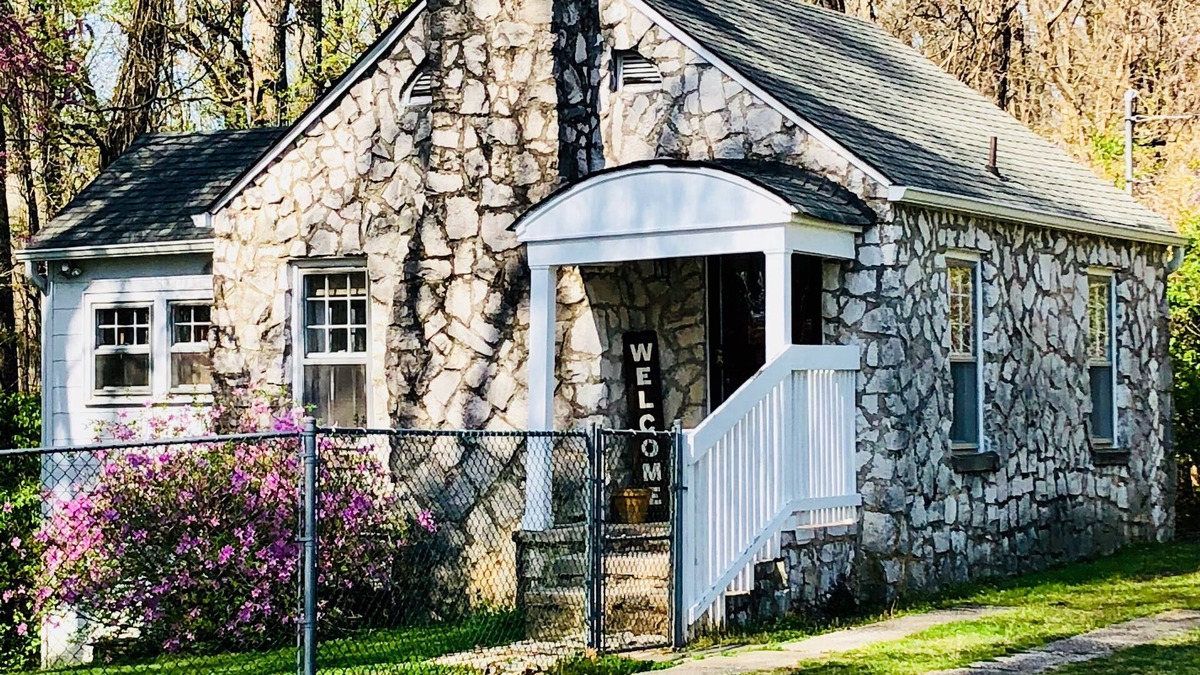Knoxville Cottage | Walnut Grove Guest House; Mountain views
