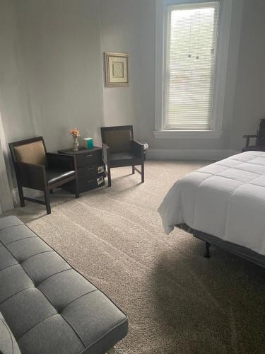 Walnut Hills House | Walnut Hills Studio/ Private room