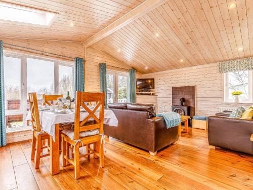 Hundall House | Walnut Lodge