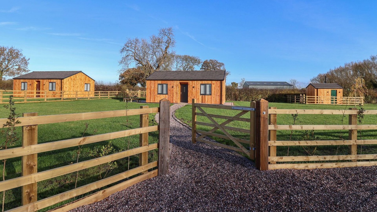 Radbourne Cabin | WALNUT LODGE, pet friendly, with a garden in Etwall