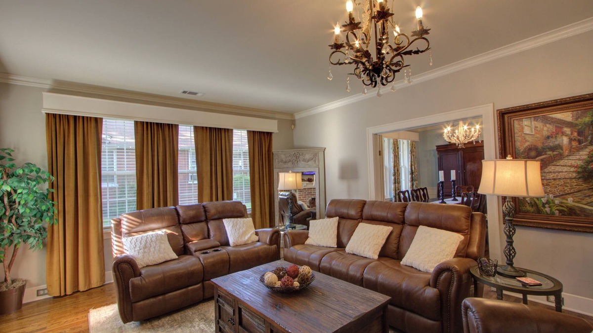 Texarkana House | Walnut Manor - Be Our Guest – Ideal for Business Professionals and Families.