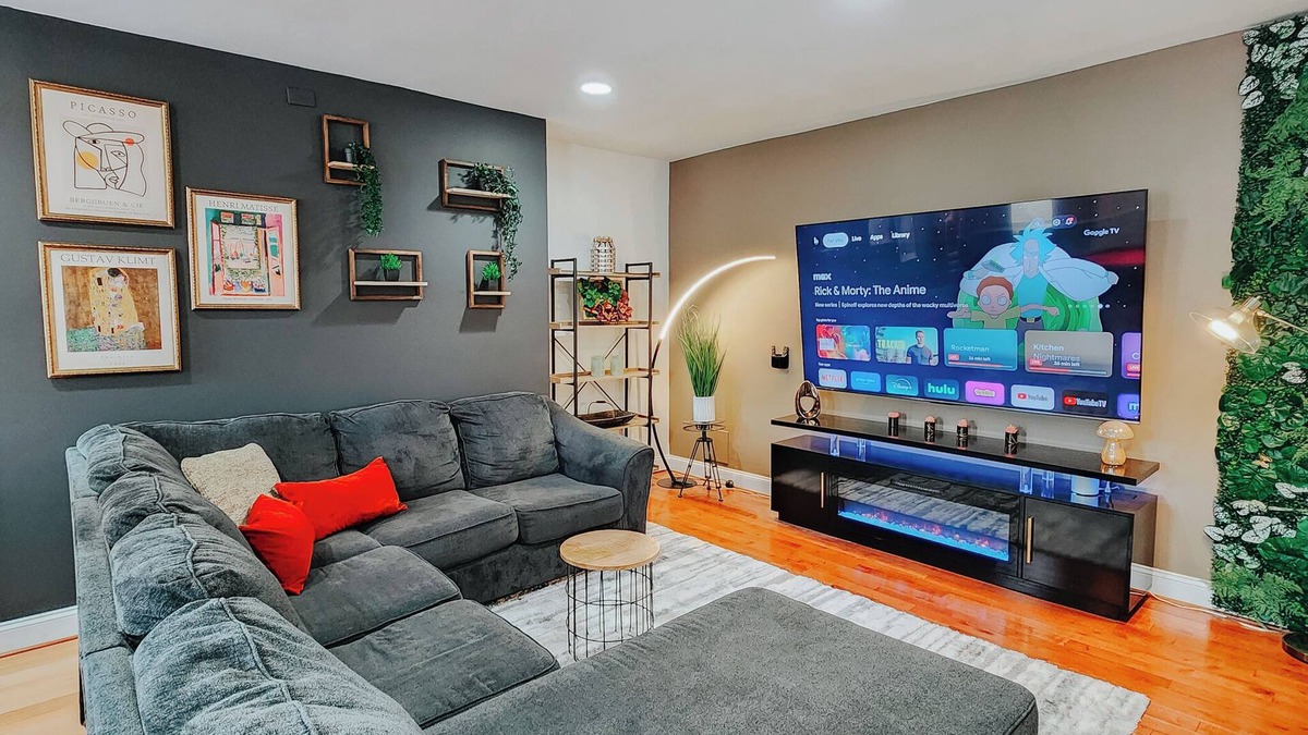 Midtown Village Apartment | Walnut Mega Kingdom/King Bed/85" TV/Arcades