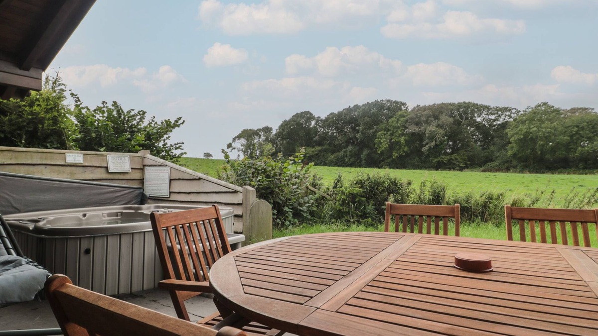 Swanage Cottage | WALNUT, pet friendly, with hot tub in Swanage