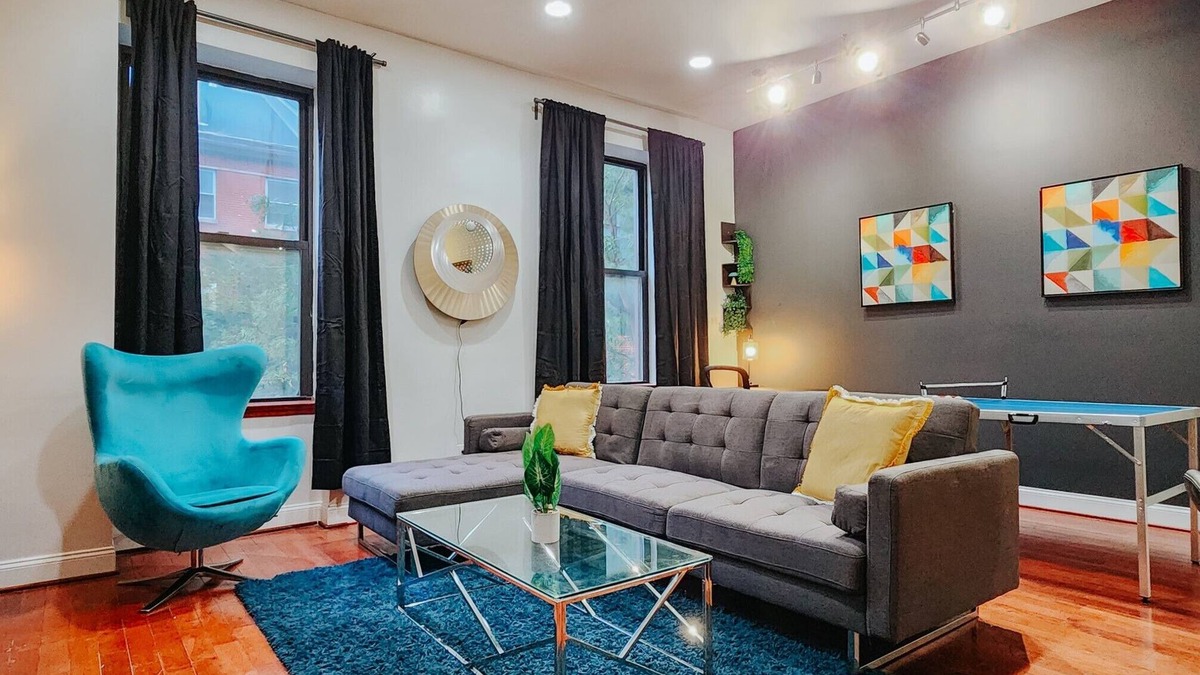 Gayborhood Apartment | Walnut Premium/King Bed/65" TV/Ping-Pong